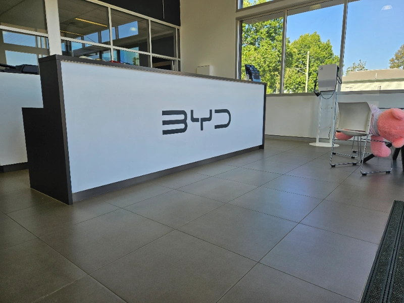 Short-term retail signage Toowoomba – seasonal graphics